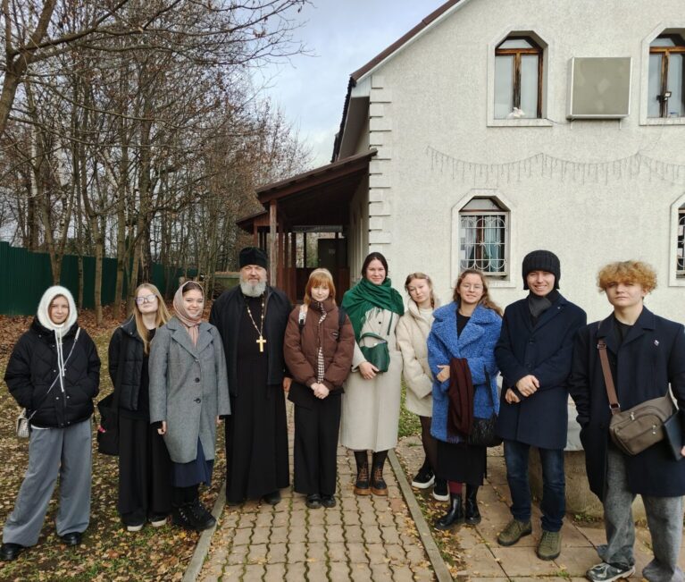 Молодежь Смоленского храма посетила выставку «Голгофа Патриарха Тихона»
