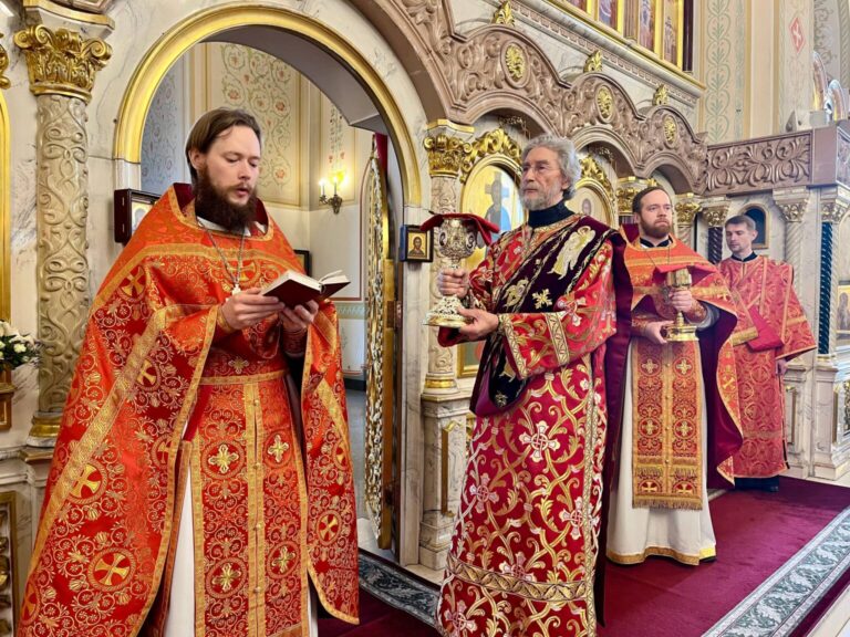 Праздничная Божественная Литургия в Богоявленском храме в день памяти вмч. Димитрия Солунского