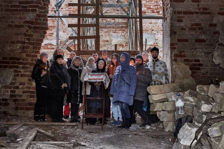 Молебен в разрушенном Знаменском храме д. Клушино