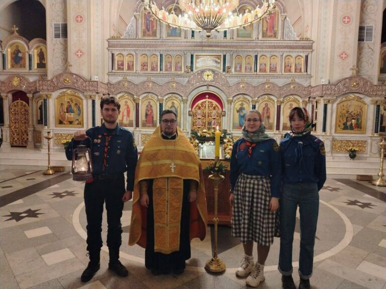 В Богоявленский храм был доставлен Благодатный огонь в рамках всецерковной молодежной акции «Вифлеемский огонь»