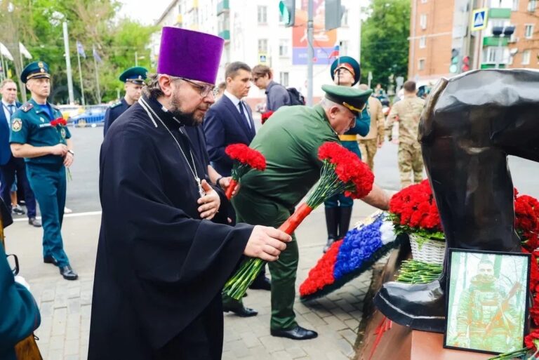 Возложение цветов к монументам в День памяти и скорби в Химкинском благочинии