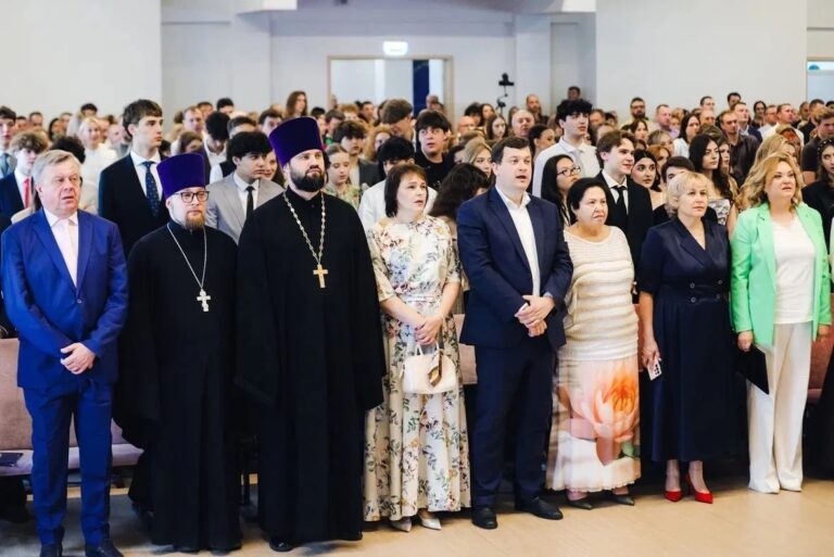 Торжественное вручение аттестатов выпускникам 11 классов в Химках